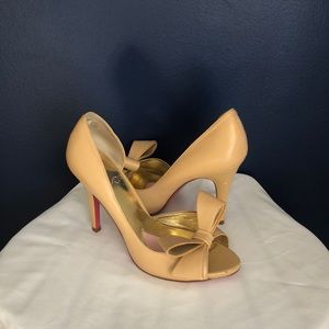 Nude Peep toe Paris Hilton heels